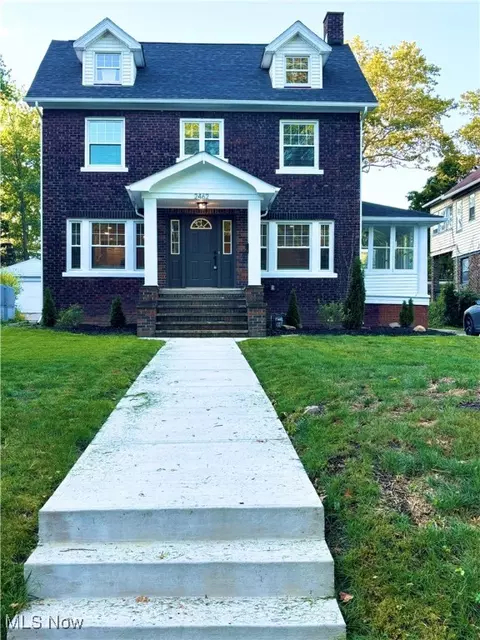 2462 Euclid Heights Blvd, Cleveland Heights, OH 44106