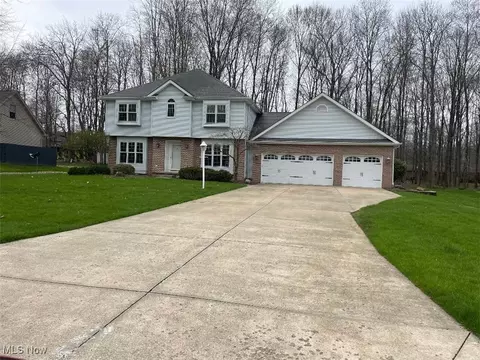 3400 Maple Ridge Dr, Hubbard, OH 44425