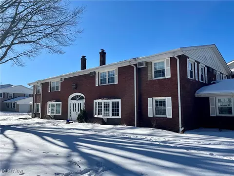 11 Meadowlawn Dr #4, Mentor, OH 44060