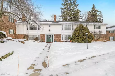 6985 Carriage Hill Dr #204, Brecksville, OH 44141