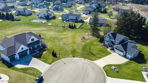 5746 Shadow Ridge Cir NW, North Canton, OH 44720