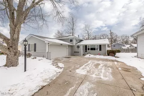 25115 Chase Dr, North Olmsted, OH 44070