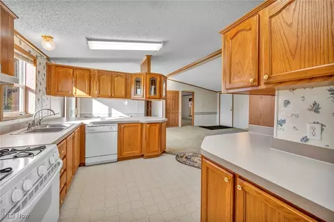 Kitchen - 739 Silvercrest Dr, Wadsworth, OH 44281 photo 2 of 3
