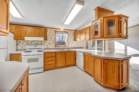 Kitchen - 739 Silvercrest Dr, Wadsworth, OH 44281 photo 1 of 3