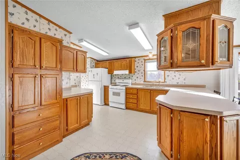 Kitchen - 739 Silvercrest Dr, Wadsworth, OH 44281 photo 3 of 3