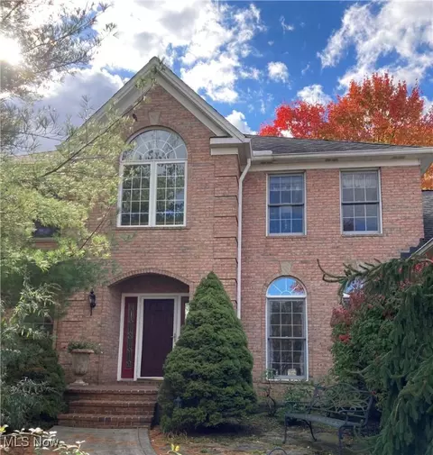 6537 Crabtree Ln, Brecksville, OH 44141
