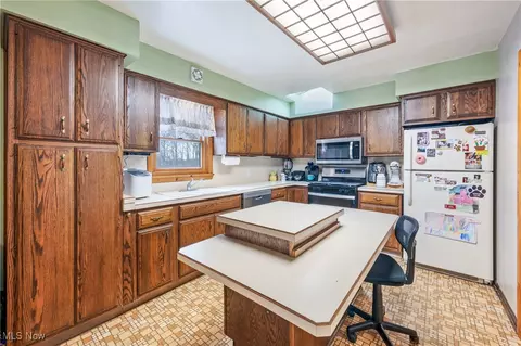 Kitchen - 7366 Hitchcock Rd, Boardman, OH 44512 photo 1 of 2