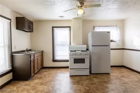 830 E 12th St, Ashtabula, OH 44004 photo 4