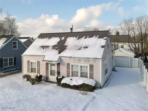 1972 Victoria St, Cuyahoga Falls, OH 44221