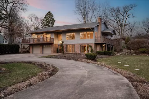 3707 Random Dr, Akron, OH 44319