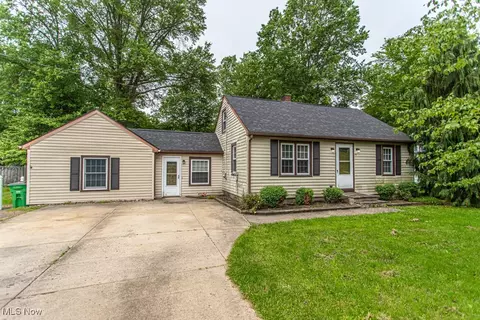 54 Central Ave, Orwell, OH 44076