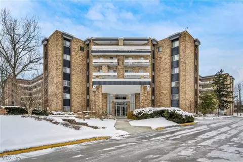 2112 Acacia Park Dr #409, Lyndhurst, OH 44124