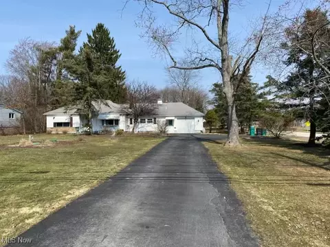 8599 Billings Rd, Kirtland, OH 44094