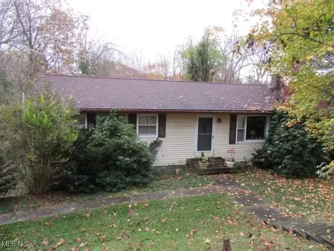 7790 Lakeview Dr, Nashport, OH 43830