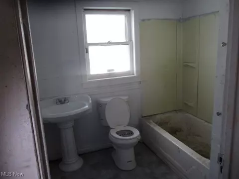 Bath - 466 Thomas Rd, Lisbon, OH 44432 photo 1 of 2