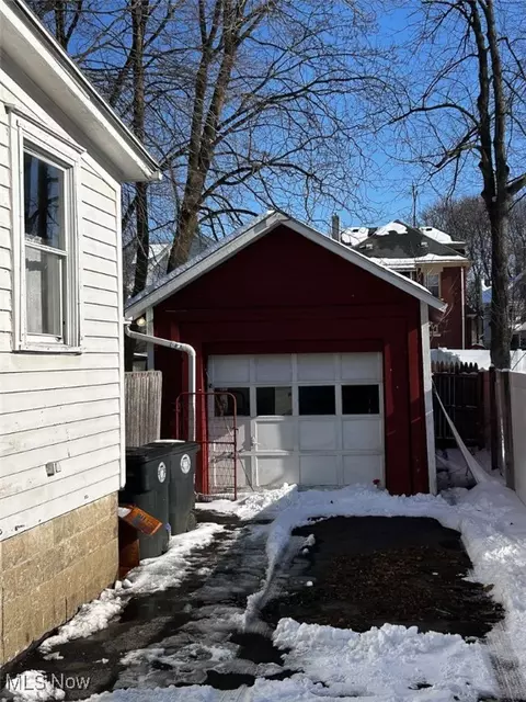 835 Chalker St, Akron, OH 44310 photo 3