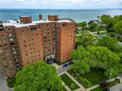 11720 Edgewater Dr #117, Lakewood, OH 44107