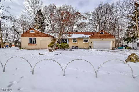 1 Owaissa Dr, Timberlake, OH 44095