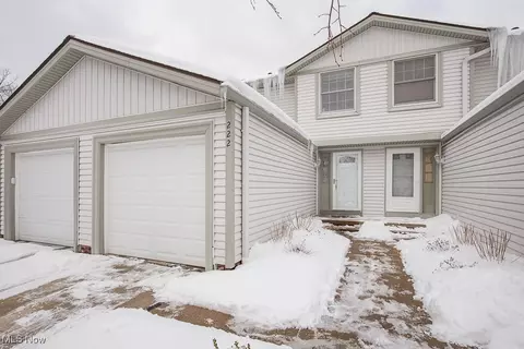 222 Regina Dr #E, Bedford, OH 44146