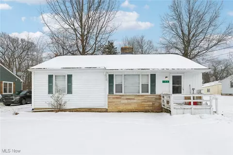 153 Lawnfield Ct, Geneva, OH 44041