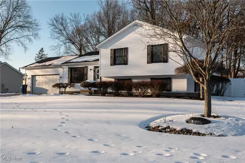 1012 Red Oak Dr, Girard, OH 44420