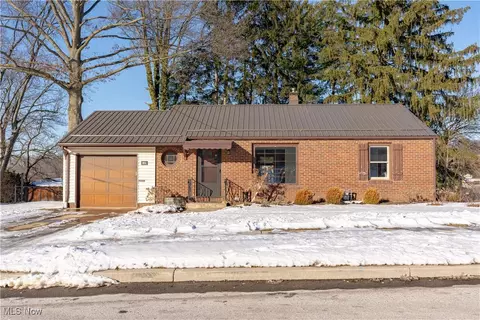 811 39th St NW, Canton, OH 44709