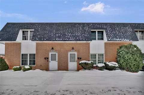 6958 S Parkway Dr, Middleburg Heights, OH 44130