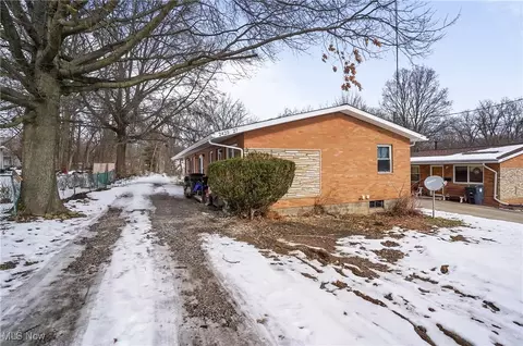 2427 Congo St, Akron, OH 44305