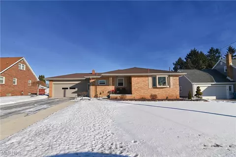 565 W Harvey St, Struthers, OH 44471 photo 1