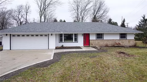 10 Greenbriar Dr, Aurora, OH 44202