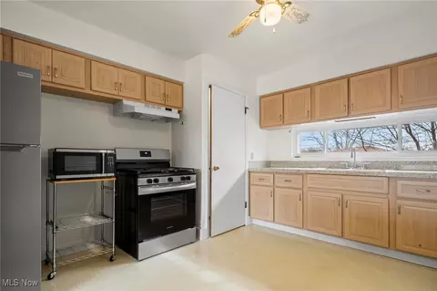 2735 Hetzel Dr, Parma, OH 44134 photo 6