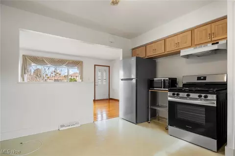 2735 Hetzel Dr, Parma, OH 44134 photo 7