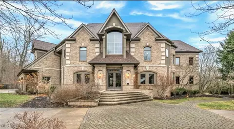 8560 Timber Trl, Brecksville, OH 44141
