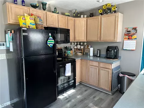 Kitchen - 381 Baldwin Rd, Akron, OH 44312 photo 1 of 3