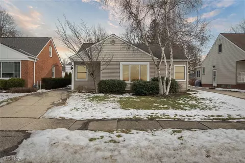 577 Juneway Dr, Bay Village, OH 44140