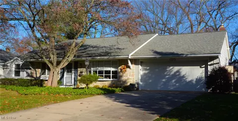 5213 Meadow Wood Blvd, Lyndhurst, OH 44124