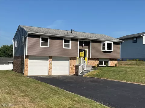 Exterior - 629 Meadowridge Ave NW, Canton, OH 44708 photo 3 of 9