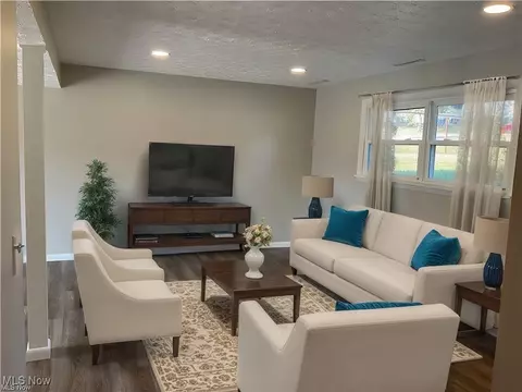 Living - 629 Meadowridge Ave NW, Canton, OH 44708 photo 4 of 5