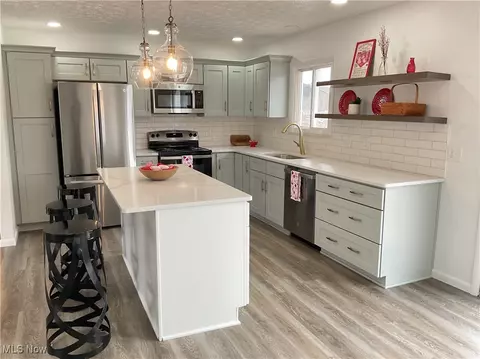 Kitchen - 629 Meadowridge Ave NW, Canton, OH 44708 photo 3 of 4