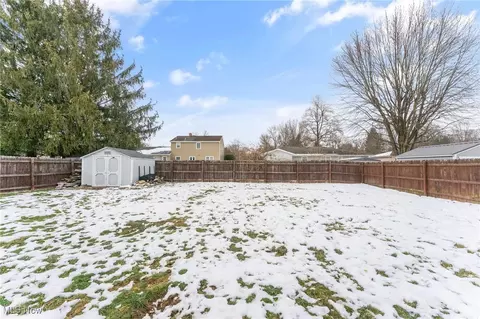 Exterior - 486 Oakridge Dr, Youngstown, OH 44512 photo 5 of 8