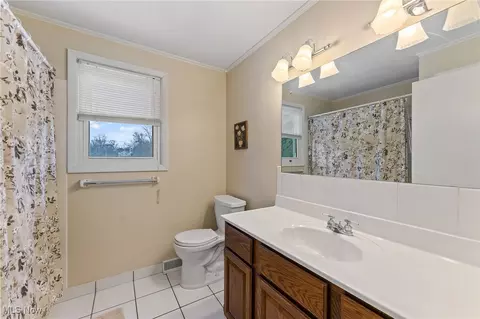 Bath - 486 Oakridge Dr, Youngstown, OH 44512 photo 1 of 4