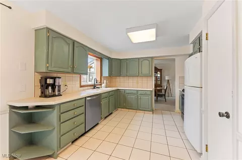 Kitchen - 486 Oakridge Dr, Youngstown, OH 44512 photo 1 of 6