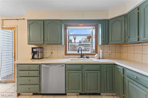 Kitchen - 486 Oakridge Dr, Youngstown, OH 44512 photo 2 of 6