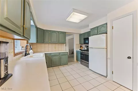 Kitchen - 486 Oakridge Dr, Youngstown, OH 44512 photo 5 of 6