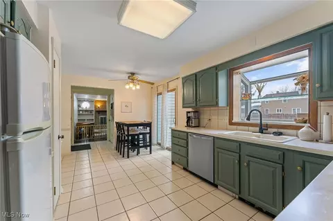 Kitchen - 486 Oakridge Dr, Youngstown, OH 44512 photo 4 of 6