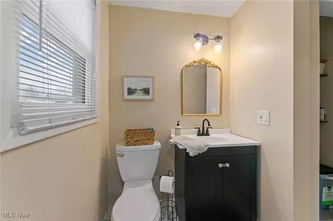 Bath - 486 Oakridge Dr, Youngstown, OH 44512 photo 4 of 4