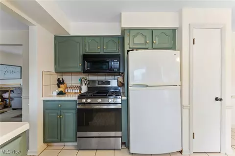 Kitchen - 486 Oakridge Dr, Youngstown, OH 44512 photo 3 of 6