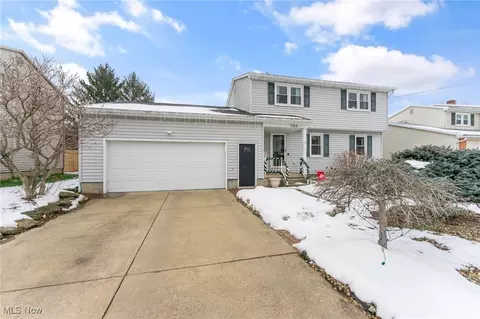 Exterior - 486 Oakridge Dr, Youngstown, OH 44512 photo 6 of 8