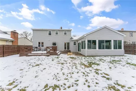 Exterior - 486 Oakridge Dr, Youngstown, OH 44512 photo 4 of 8