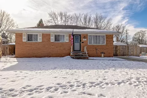 9453 Crestwood Dr, Parma Heights, OH 44130